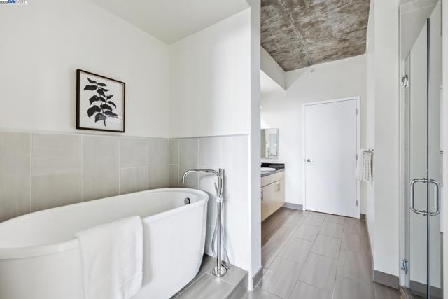 311 2nd St, Oakland CA: https://media.crmls.org/mediaz/5baea4e6-ae63-49fa-b128-5c9056846b5c.jpg