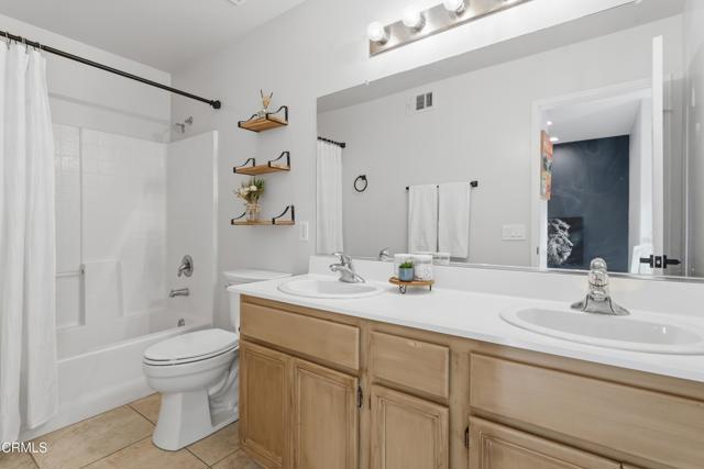 27072 Victoria Lane, Valencia CA: https://media.crmls.org/mediaz/5baeb7ee-b382-4259-a69e-090a2873dd5c.jpg