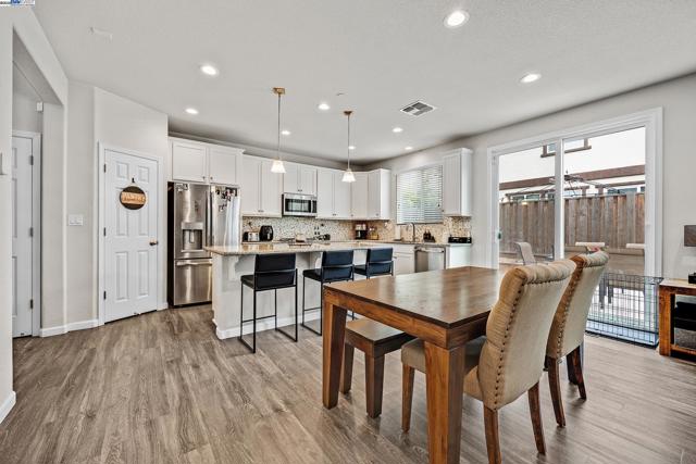 268 Coolcrest Dr, Oakley CA: https://media.crmls.org/mediaz/5baf6b38-5920-4d3f-b1e5-4acf76dc6124.jpg