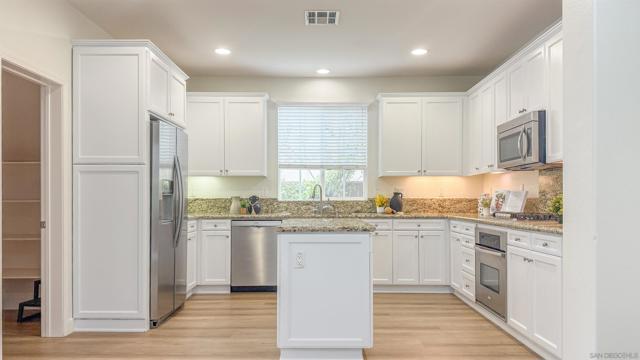 15701 Concord Ridge Ter, San Diego CA: https://media.crmls.org/mediaz/5bafad69-e91a-4db8-98d2-f52b9985b10a.jpg