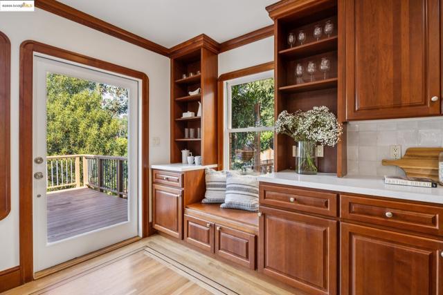700 Longridge Rd, Oakland CA: https://media.crmls.org/mediaz/5bafe236-7709-49fc-a9ec-dfb525ade070.jpg