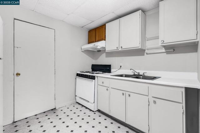 2150 35Th Ave, Oakland CA: https://media.crmls.org/mediaz/5bb036fb-f9cc-4e28-b094-33f2f4b3e5eb.jpg