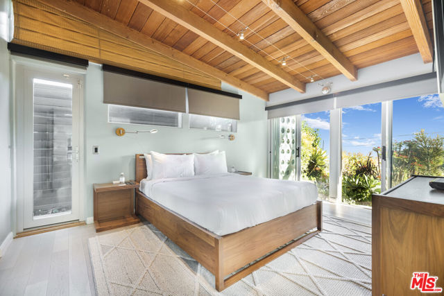 7275 Mulholland Drive, Los Angeles CA: https://media.crmls.org/mediaz/5bb07477-305f-4eca-be2e-035cd1554104.jpg