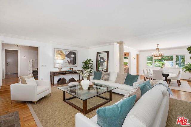 11818 Laurel Hills Road, Studio City CA: https://media.crmls.org/mediaz/5bb081ad-9d2f-4a94-9e87-cd868d59f2b6.jpg
