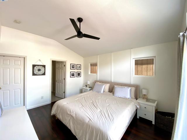 963 Grafton St, Manteca CA: https://media.crmls.org/mediaz/5bb09a4a-5995-4260-a8ee-b9c46eaa2c61.jpg