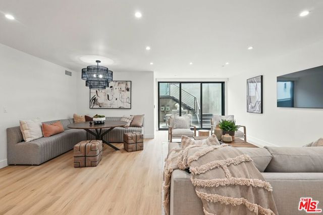 913 913 1/2 N Beverly Glen Boulevard, Bel Air CA: https://media.crmls.org/mediaz/5bb0ac94-ce0c-4223-9800-63314e64919e.jpg