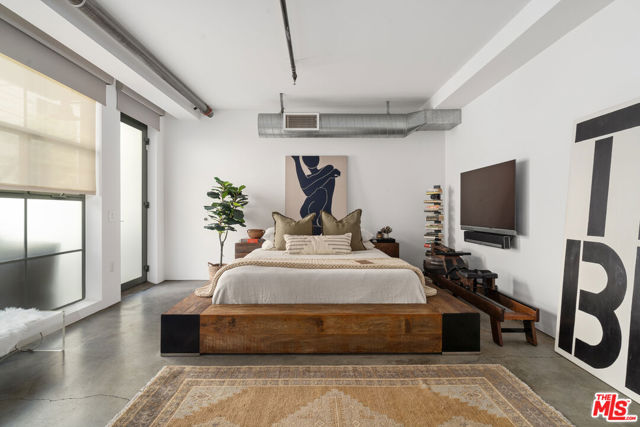 1046 Princeton Drive, Marina del Rey CA: https://media.crmls.org/mediaz/5bb0affc-49ea-45b3-aa64-76b2103c05c4.jpg