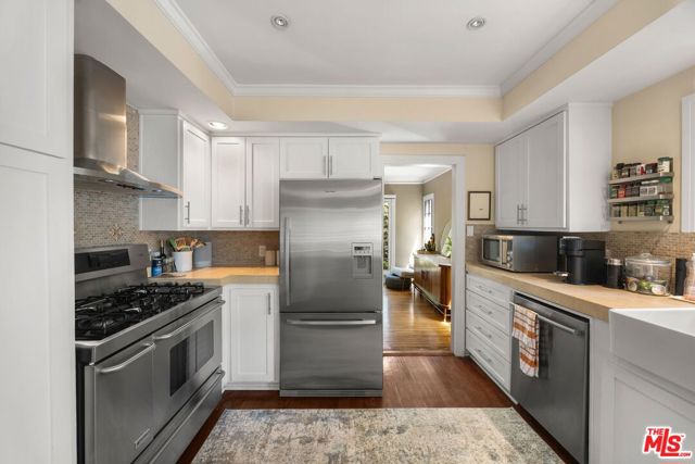 749 N Crescent Heights Boulevard, Los Angeles CA: https://media.crmls.org/mediaz/5bb17856-83a2-4993-af43-389f70b012e4.jpg