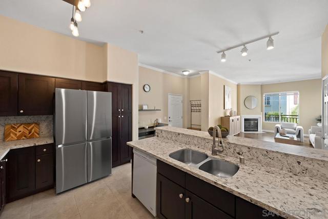 12362 Carmel Country Rd, San Diego CA: https://media.crmls.org/mediaz/5bb19b55-a3fc-4fb4-a064-1604ffc17e5a.jpg
