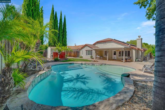 380 Claremont Dr, Brentwood CA: https://media.crmls.org/mediaz/5bb1d9d4-8948-4b93-80ab-6bb838efbc1c.jpg