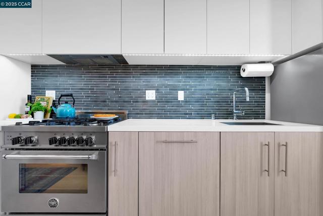 1515 15Th St, San Francisco CA: https://media.crmls.org/mediaz/5bb2536c-6189-4f09-953f-9a1856deb723.jpg