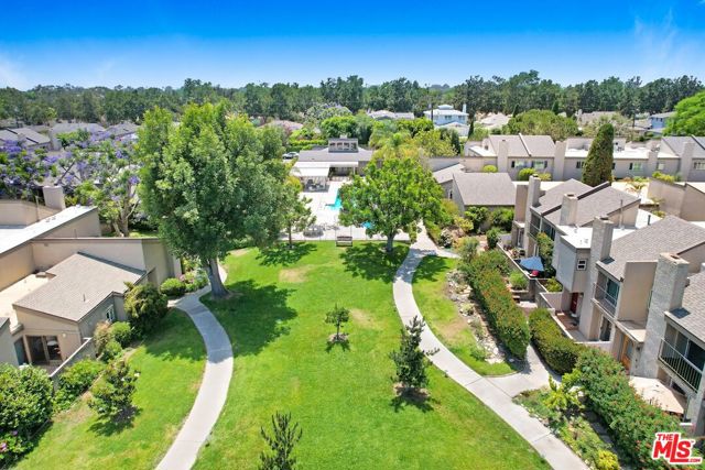 28 Village, Santa Monica CA: https://media.crmls.org/mediaz/5bb272a0-6334-4219-8da2-bf282b779dc0.jpg