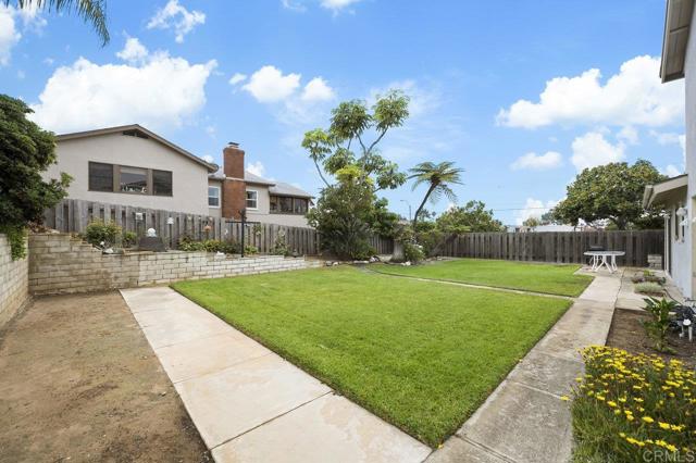 1113 Camino Del Sol Circle, Carlsbad CA: https://media.crmls.org/mediaz/5bb3878e-f1ef-459e-a32b-ce976dc6c622.jpg