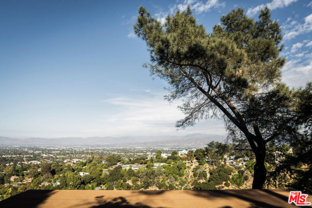 3720 Alta Mesa Drive, Studio City CA: https://media.crmls.org/mediaz/5bb3c483-3371-4a89-94b9-5921a8ebb2ba.jpg