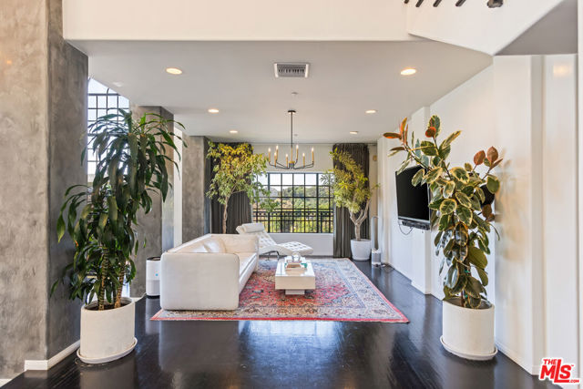 2651 La Cuesta Drive, Los Angeles CA: https://media.crmls.org/mediaz/5bb442c7-4dd6-4973-ad09-139771814d21.jpg