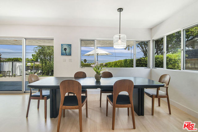 9353 Duxbury Road, Los Angeles CA: https://media.crmls.org/mediaz/5bb45644-71f4-4e7e-af76-13eec54da39b.jpg