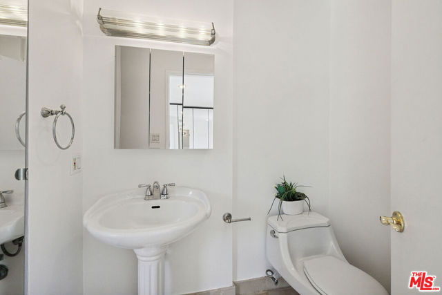 10747 Wilshire Boulevard, Los Angeles CA: https://media.crmls.org/mediaz/5bb4703f-23e0-461e-ae13-a7826aa9b334.jpg