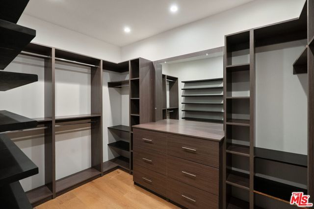 18057 Valley Vista Boulevard, Encino CA: https://media.crmls.org/mediaz/5bb4c4a2-562d-47dd-ab1a-95bde052f432.jpg