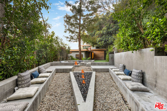 727 N Beverly Glen Boulevard, Los Angeles CA: https://media.crmls.org/mediaz/5bb5cbf3-1006-4dc5-ac66-38a63db9531d.jpg