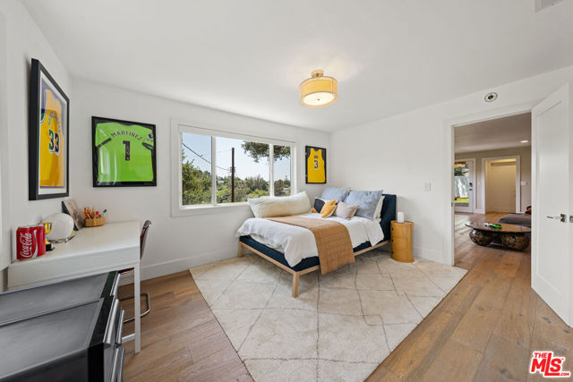 13513 Cheltenham Drive, Sherman Oaks CA: https://media.crmls.org/mediaz/5bb6d0c5-b322-4637-a2a6-0e4774af253c.jpg
