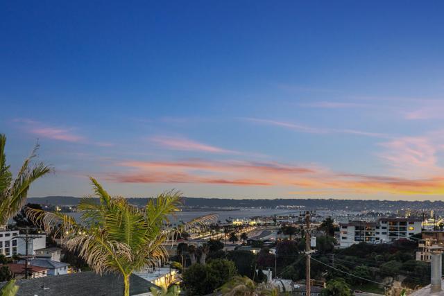 405 W Nutmeg St, San Diego CA: https://media.crmls.org/mediaz/5bb70c81-2a61-41e7-95bb-b2fe741ee241.jpg