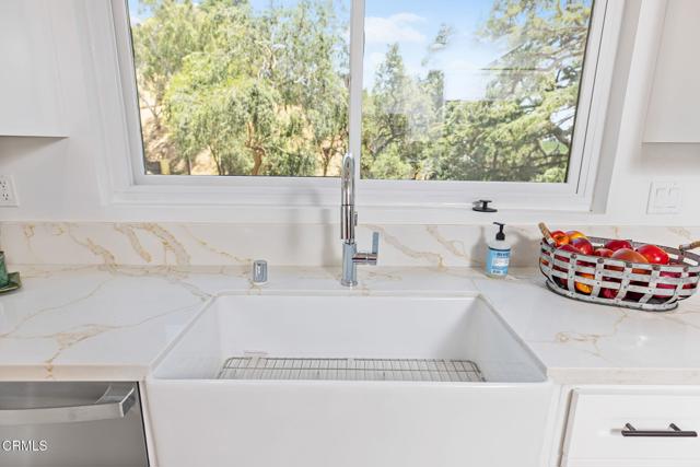 709 Wilson Court, Burbank CA: https://media.crmls.org/mediaz/5bb710b4-e41f-41dd-a8a2-e82dde92b4b6.jpg