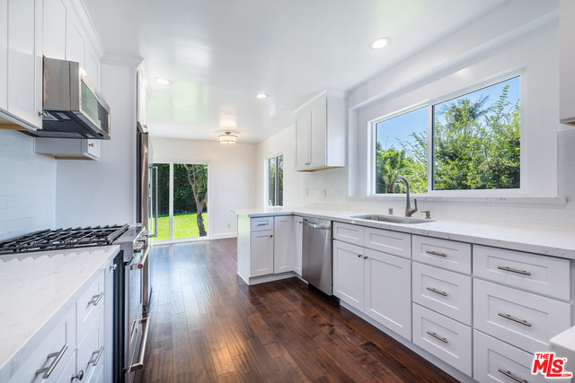 5412 S HOLT Avenue, Los Angeles CA: https://media.crmls.org/mediaz/5bb8bd3f-fcd3-4f3d-83ea-bb56c2649b94.jpg