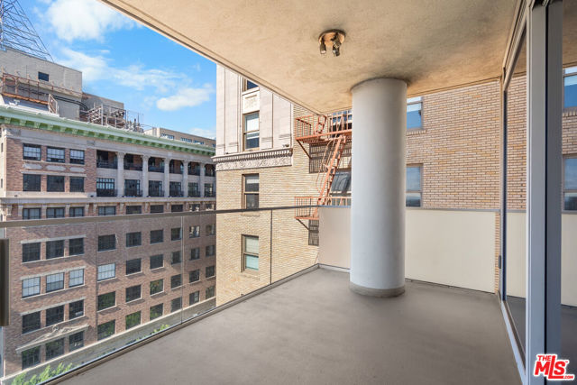 6250 HOLLYWOOD Boulevard, Los Angeles CA: https://media.crmls.org/mediaz/5bb95df6-0706-4aaa-81cb-1dca288521fb.jpg