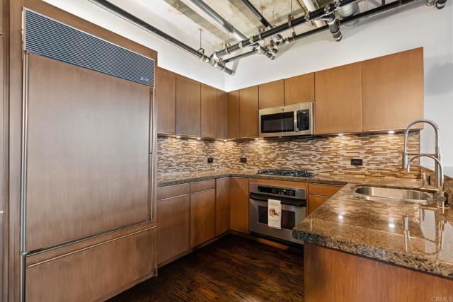 877 Island Avenue, San Diego CA: https://media.crmls.org/mediaz/5bbba76f-a57d-4551-a31a-bff35c4fbe20.jpg