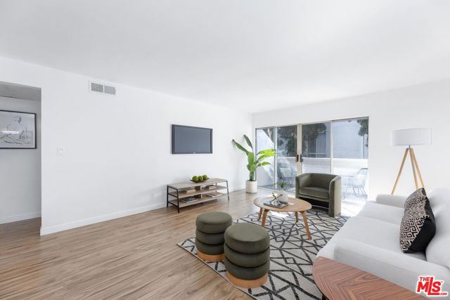 20134 Leadwell Street, Winnetka CA: https://media.crmls.org/mediaz/5bbbc150-5a04-43f4-b334-b9c012be29ca.jpg