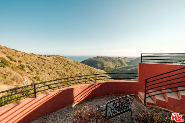 3029 Sequit Drive, Malibu CA: https://media.crmls.org/mediaz/5bbbeffe-52e3-44be-a01f-ccc7409439ea.jpg