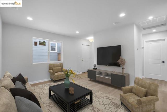 2224 107th Ave., Oakland CA: https://media.crmls.org/mediaz/5bbcaf59-bb91-4864-a4ab-a50f8155950c.jpg