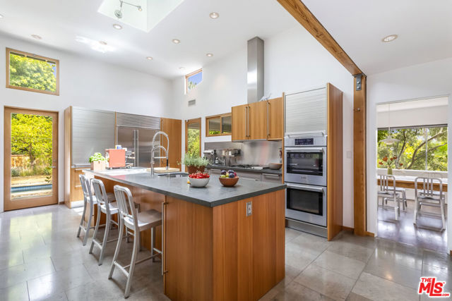 8631 Allenwood Road, Los Angeles CA: https://media.crmls.org/mediaz/5bbcb767-de42-46ad-9f42-7b22b2b44087.jpg