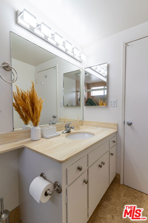 3900 PACIFIC Avenue, Marina del Rey CA: https://media.crmls.org/mediaz/5bbcc77b-7377-42fc-ba23-44258deb6bdb.jpg