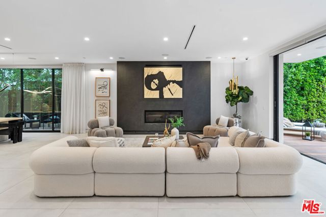 842 N Orange Grove Avenue, Los Angeles CA: https://media.crmls.org/mediaz/5bbceca5-bef4-4287-8a7a-6c9dc609cd09.jpg