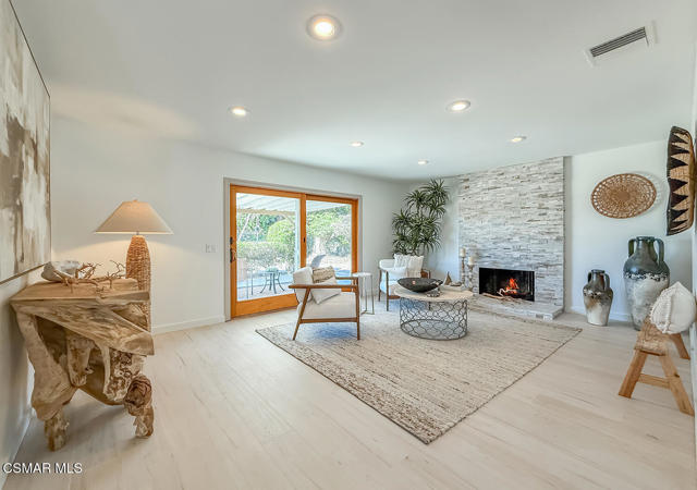 166 Sandberg Street, Thousand Oaks CA: https://media.crmls.org/mediaz/5bbcfeaf-a218-4b24-9fce-6c6636922f1d.jpg
