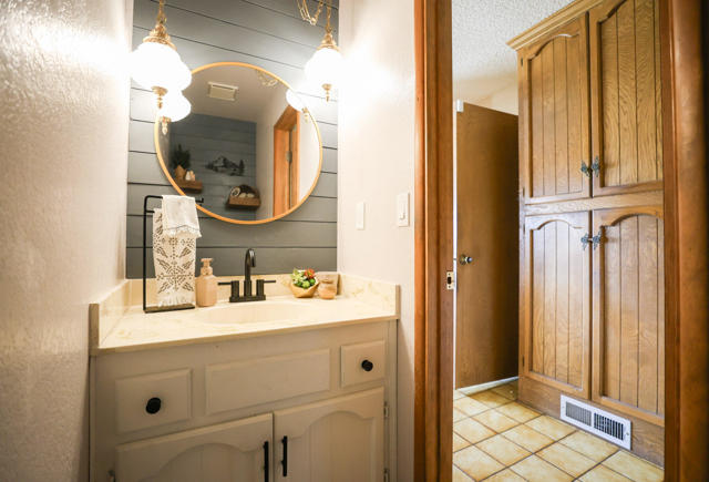 108 Palomino Drive, Big Bear CA: https://media.crmls.org/mediaz/5bbd4c22-56d4-4b5a-ab15-6eedae02abc8.jpg