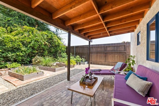 2310 Glencoe Avenue, Venice CA: https://media.crmls.org/mediaz/5bbe2a21-94fa-48e5-9237-3634694e7d57.jpg