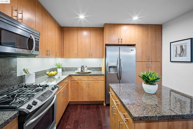 438 W Grand Ave, Oakland CA: https://media.crmls.org/mediaz/5bbe8b95-2b0c-4579-b7a6-093bb3b49bfb.jpg