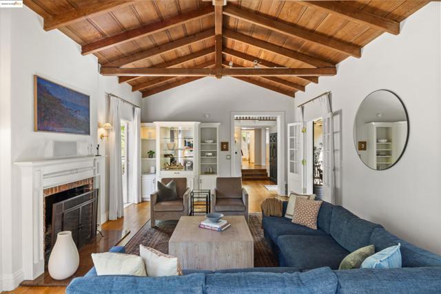 5701 La Salle Ave, Oakland CA: https://media.crmls.org/mediaz/5bbec69f-7662-4313-ba2c-a7ce07a3c8f2.jpg