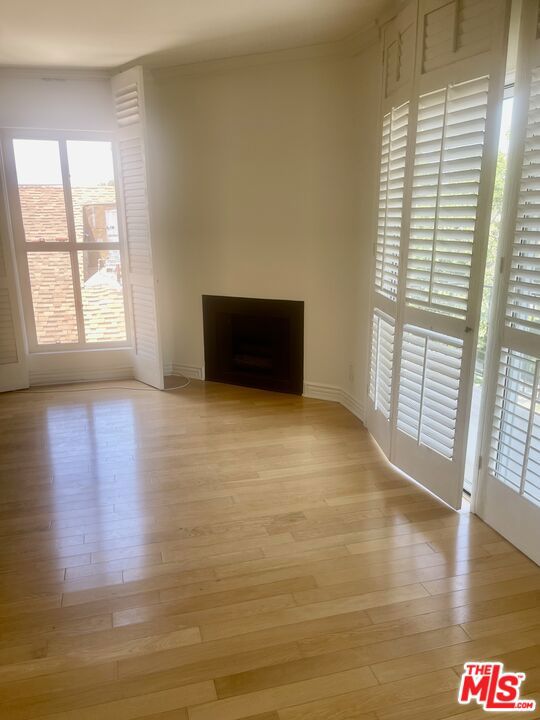 1097 S Bedford Drive, Los Angeles CA: https://media.crmls.org/mediaz/5bbf17d9-9466-409c-bab4-d15257fdae11.jpg