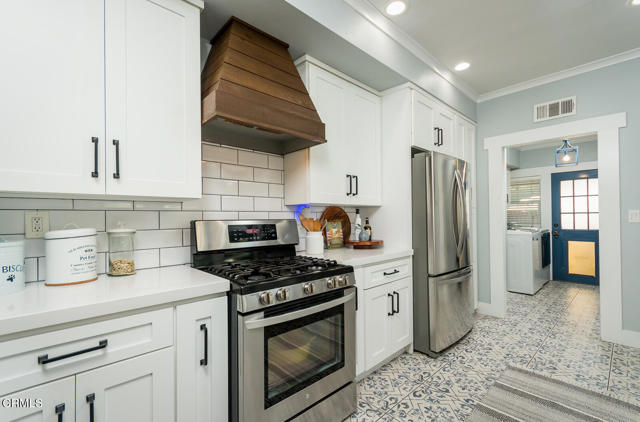 Detail Gallery Image 18 of 69 For 1955 N Los Robles Ave, Pasadena,  CA 91104 - 5 Beds | 3 Baths