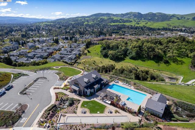 318 Paradiso Ct, San Ramon CA: https://media.crmls.org/mediaz/5bbf3dbd-1096-48f8-b3e7-2718347d8898.jpg