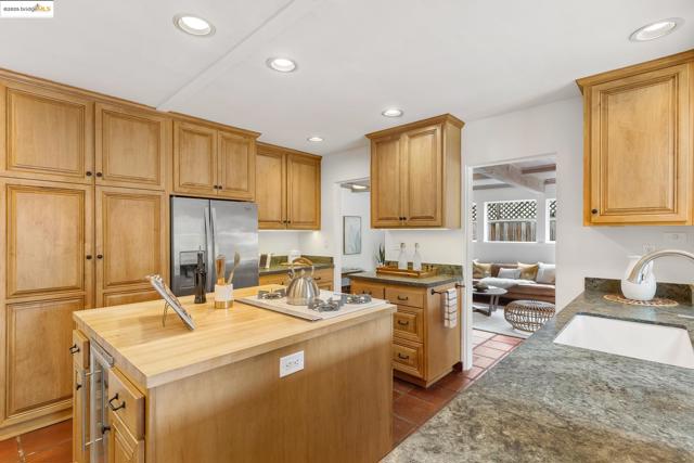 6257 Girvin Dr, Oakland CA: https://media.crmls.org/mediaz/5bbfe650-d937-4c06-b9e2-c9fe1b9415d5.jpg