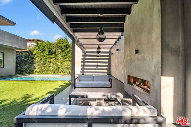 108 N Edinburgh Avenue, Los Angeles CA: https://media.crmls.org/mediaz/5bc02a13-f72d-41b7-9728-8a6fa5af862a.jpg
