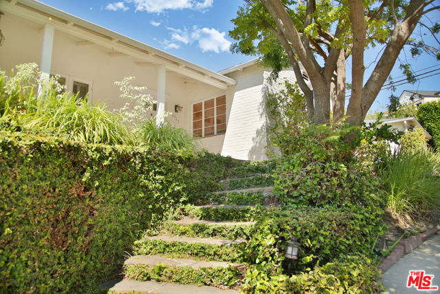 2963 Queensbury Drive, Los Angeles CA: https://media.crmls.org/mediaz/5bc040fc-8521-4830-92e9-d0df15e79e7c.jpg
