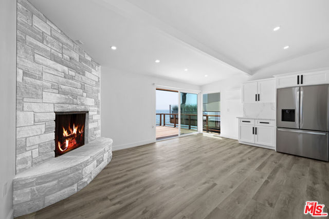 25154 Malibu Rd, Malibu CA: https://media.crmls.org/mediaz/5bc13d6f-7e17-40c9-ad5b-a9e93052ffd1.jpg