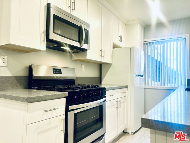 1136 SPAZIER Avenue, Glendale CA: https://media.crmls.org/mediaz/5bc173b5-9b16-4971-8515-fe0bfdf799fc.jpg