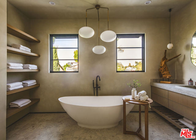 4112 Shadyglade Avenue, Studio City CA: https://media.crmls.org/mediaz/5bc20118-c284-41d6-802b-84e12caad07b.jpg