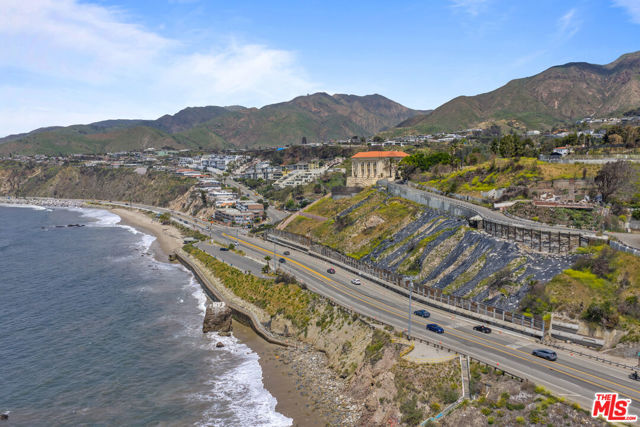 17900 Porto Marina Way, Pacific Palisades CA: https://media.crmls.org/mediaz/5bc28cb8-ffc4-45fb-a40a-b7a6b17bcfc7.jpg